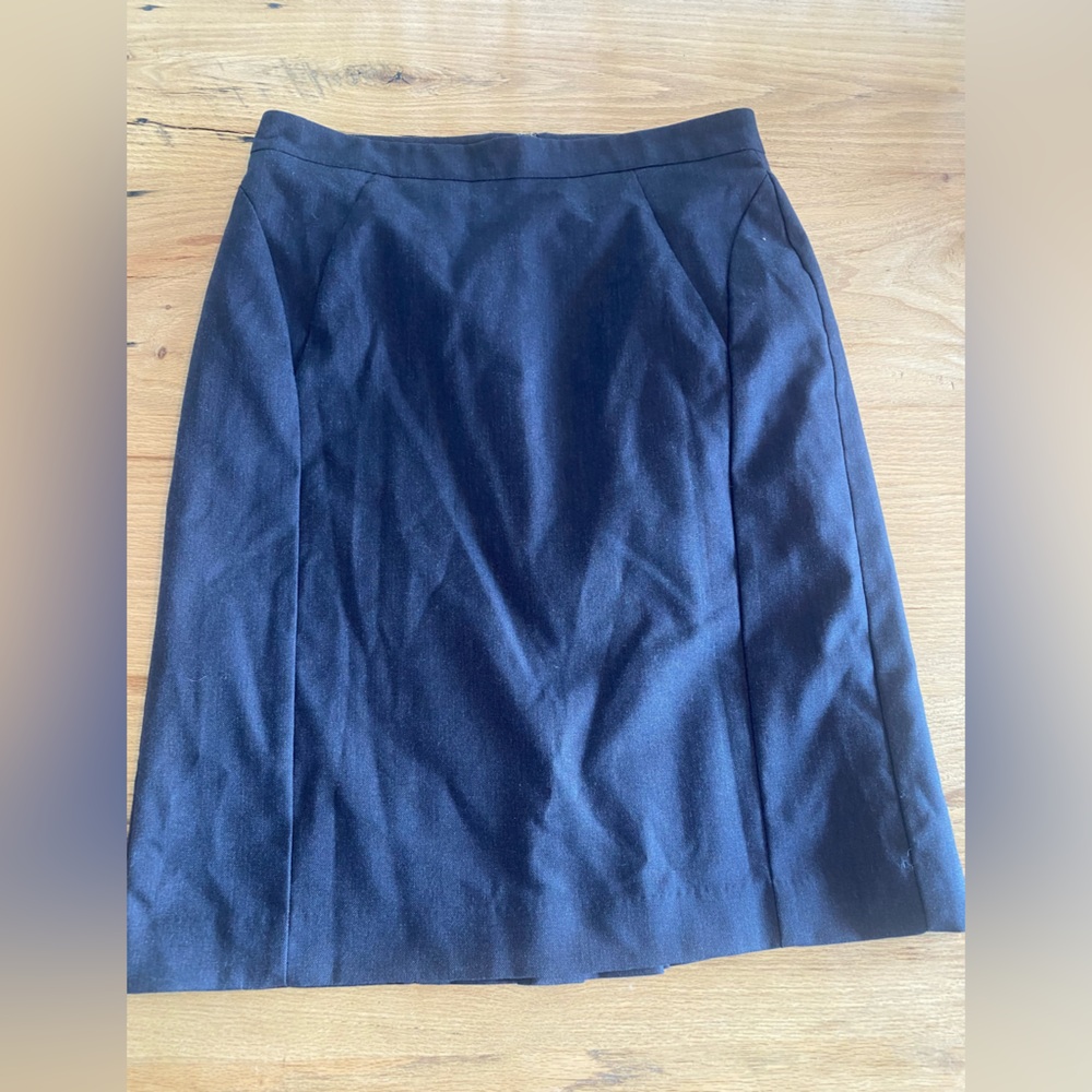 Ann Taylor Classic Gray A-Line Skirt
women’s 10 Preloved